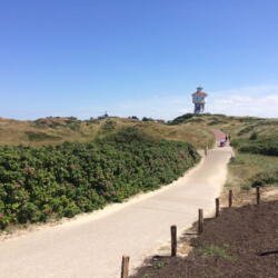 Weg durch Düne zum Leuchtturm auf Langeoog