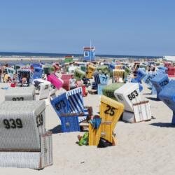 Sändkörbe am Strand der Insel Langeoog