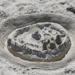 Sandburg am Strand der Insel Langeoog
