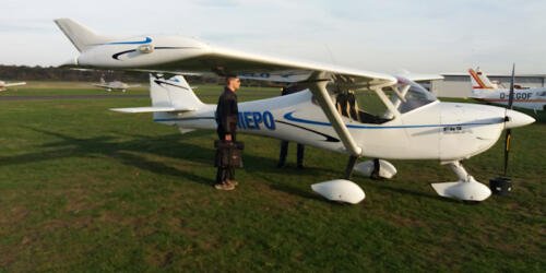 Ankunft und Übernahme des Fliegers D-MEPO vom Vorpiloten.