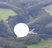 Blick auf Radioteleskop Effelsberg in der Eifel