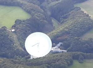 Blick auf Radioteleskop Effelsberg in der Eifel